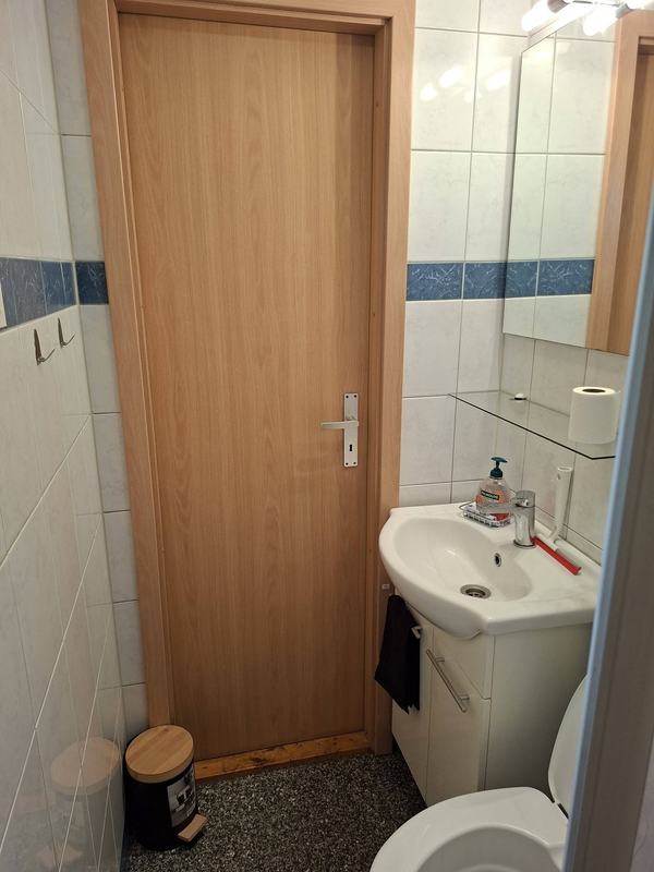 Badkamer met wastafel en spiegel